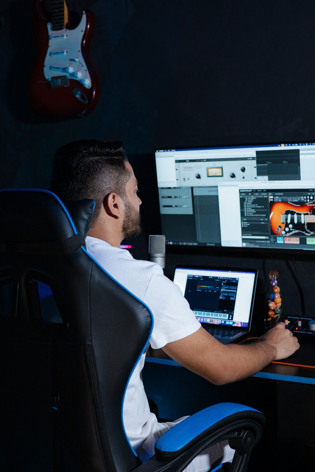 Lúcio Neto produzindo um VS no computador do seu estúdio